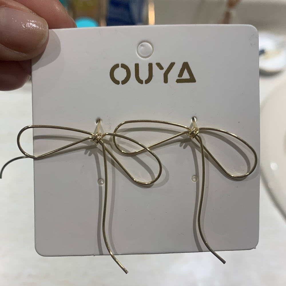 Gold bow threaded earrings